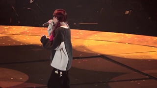 اجرای آیو کنسرت《HEREH 》black out  by iu