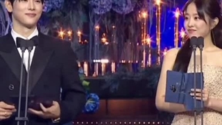 یکی از مجریان مراسم پارک بویونگ و ایم شیوان(((:(نصف ویدیو باگ خورده لطفاً به لیست پخش برید بقیه ویدیو تماشا کنید)