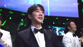 اجرای ایم شی وان در مراسم چهارمین دوره جوایز سریال‌های بلودراگون (با اشاره به اسکوید گیم)