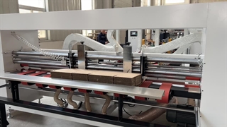 فرآیند لب چسب کارتن ها در راویا.