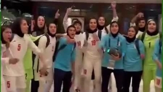 هم خوانی فوتبال بانوان ایران با سرود ایران پس از صعود به جام ملتها