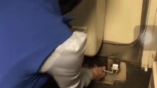 نحوه باز کردن درب L1 هواپیمای B737 توسط سر مهمان دار سرکار خانم کلانتری .