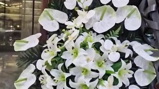 گل مراسم ختم با حلقه تلفیقی سفید و مشکی + گل‌آرایی متنوع