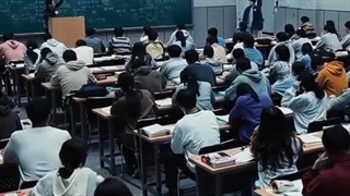 "فکر میکنی همکلاسیت یه گیتار ساده آورده اما" :