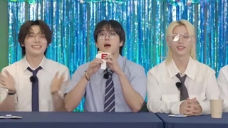 پسرا آهنگ «تولدت مبارک» رو خوندن و شمع‌های روی کیک رو فوت کردن