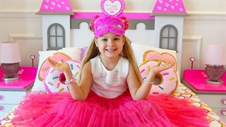 دایانا در اتاق پرنسسی جدیدش و چمدان جادویی