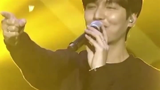 هدایای طرفدارای اوپا مینهو در حین کنسرت