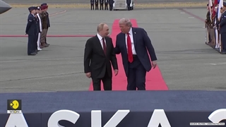 لحظه عبور بمب‌افکن B-2 و چهار جنگنده F-35 از بالای سر پوتین و ترامپ در آلاسکا