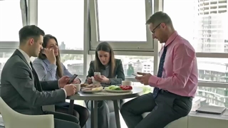 ۱۷ ترفند روانشناسی برای جذب افراد