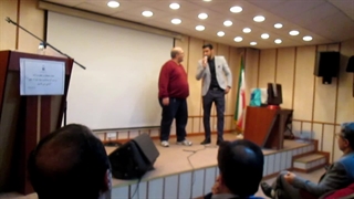 اجرای مسابقه شاد و خنده دار توسط مجری