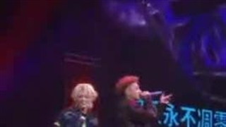 تائو وسط اهنگ اسم لوهان رو میاره اونم فرار میکنه