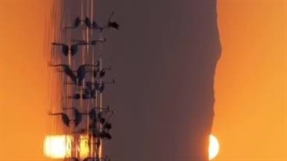 لحظۀ طلوع خورشید در دریاچۀ مهارلو - شیرازی شو