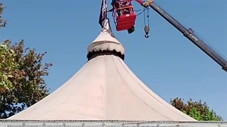 لحظه تعویض پرچم چایخانه باغ رضوان