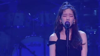 اجرای آهنگ Blue از تهیون در کنسرت