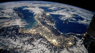 تایم لپس ایستگاه فضایی بین‌المللی - ماه کامل بر فراز اروپا و خاورمیانه (۱۴ ژانویه ۲۰۲۵)