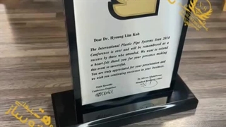 تندیس پلکسی با پلاک استیل نقره ای خشدار | ساخت و سفارش در نشانه ساز