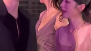 ⑅ جو یه میاد شینگ‌شو رو سر یقه باز لباسش دست میندازه...