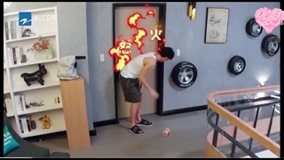 ساعت 3صبح از خواب بیدارشون میکنن،آرتور لود نشده به جکسون میسپاره آلارم رو قطع کنه و فقط راهکار جکسون❤️