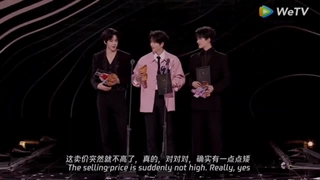 خب خب ما اینجا سه تا پسر داریم که قدشون بالای ۱۹۰ و میکروفون تا کمرشونه 