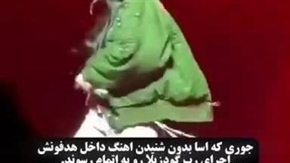 جوری که آسا بدون شنیدن آهنگ داخل هدفونش…