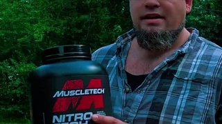 بدون آب خوردن پودر پروتئین یا خشک مصرف کردن پروتئین