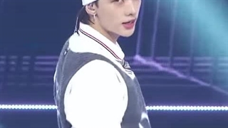 فنکم هیونجین در اجرای Ceremony (تاریخ 2025,08,30)