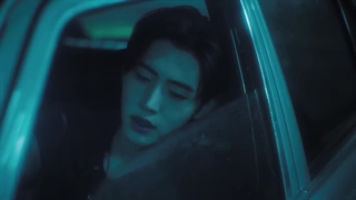 بیاید براش بمیریم :) با اون صدای قشنگششششش. پسرک خوشگلللل واییییی پرنس‌مون پخت و پز میکنه