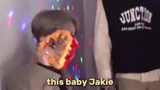 لذت بردن اعضامون از کاراکوئه و در همون لحظه جیکی جیکی!!!/حق با سونگهونیه! جیک یه بچه شیرینه(≧ᗜ≦)