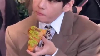 ویدیو های کروسان خوردن تهیونگم تو پاریس معروف شده...کپشن