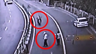 لحظه تصادف موتورسوار با مامور پلیس راهور