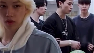 وقتی لینو به صورت نامحسوس هیونجین رو از پشت بغل میکنهTT