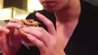 جوری که انگشتاشو میخوره