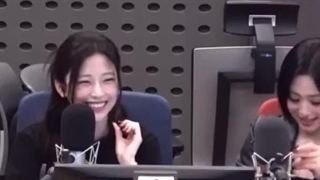 اینجا دخترا باید آهنگ حدس میزدن و آهیون به روکا جواب رو گفت تا بگه و ببینید چقدر روکا خوشحال شد  :((