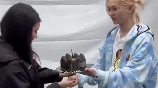 فلیکس تولد خواهرش اولیویا رو تو بک استیج جشن گرفتهTT