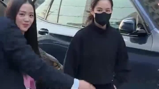 منتشر شده از جیسو در مراسم رونمایی از کفش جدید " Sunset Sneaker " برند Alo Yoga در شعبه Alo Dosan در سئول