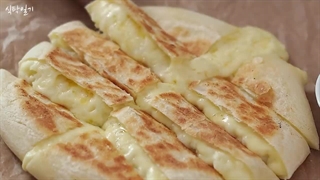 نان سیب زمینی پنیری پخته شده در ماهیتابه