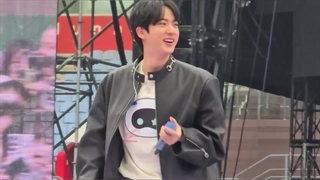 کنسرت جین با حضور جونگکوک و جیهوپ( اجرای آهنگای گروهی هفت نفره)