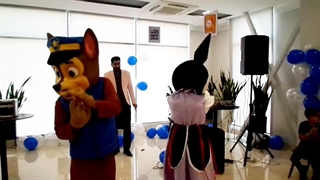 کرومی و چیس در جشن تجلیل از فرزندان پرسنل