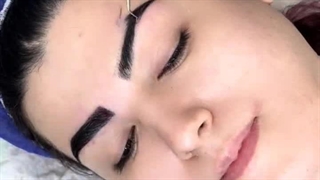 ابروهایی طبیعی ، پرپشت و ماندگار فقط با کاشت ابرو