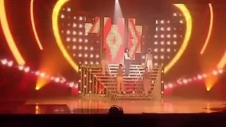 وایرال شده از میون که هنگام اجرا می افته بعد پا میشه ولی دنسراش هیچ واکنشی نشون نمیدن