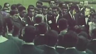 سخنان محمدرضا شاه پهلوی برای دانشجویان نخبه دانشگاههای داخل و خارج کشور در محوطه کاخ سعدآباد