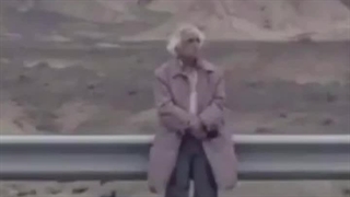 شعرخوانی محمد شمس لنگرودی، منتظرم بیایی (و تو هم روزی پیر میشوی)