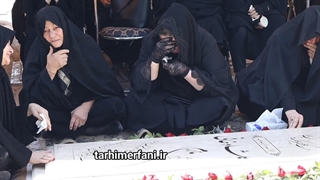 خواننده به همراه نی در سر مزار