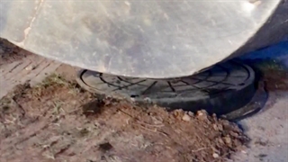 #تست #مقاومت #دریچه #منهول #کامپوزیتی با #بیل‌#مکانیکی | آزمایش واقعی و میدانی