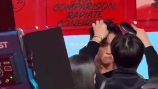 بیبی کوچولو وایستاده تا موجین هیونگ موهاشو درست کنه ⁦｡⁠◕⁠‿⁠◕⁠｡⁩