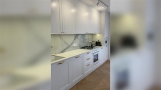 کابینت نئو کلاسیک پوششی سفید با دستگیره های طلایی