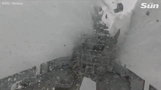 لحظه برخورد اژدر زیردریایی با ناوچه و غرق شدن آن در رزمایش ناتو