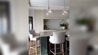 کابینت نئو کلاسیک تک‌رنگ‌سفید‌با دستگیره های استیل طلایی