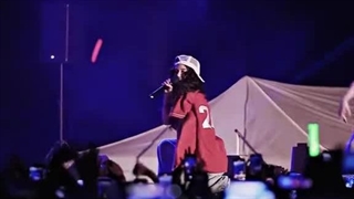 "خوببب، حوصلم ریده، کسی نیستتت؟"