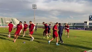 گرم کردن بازیکنان آلومینیوم و فجرسپاسی قبل از مسابقه